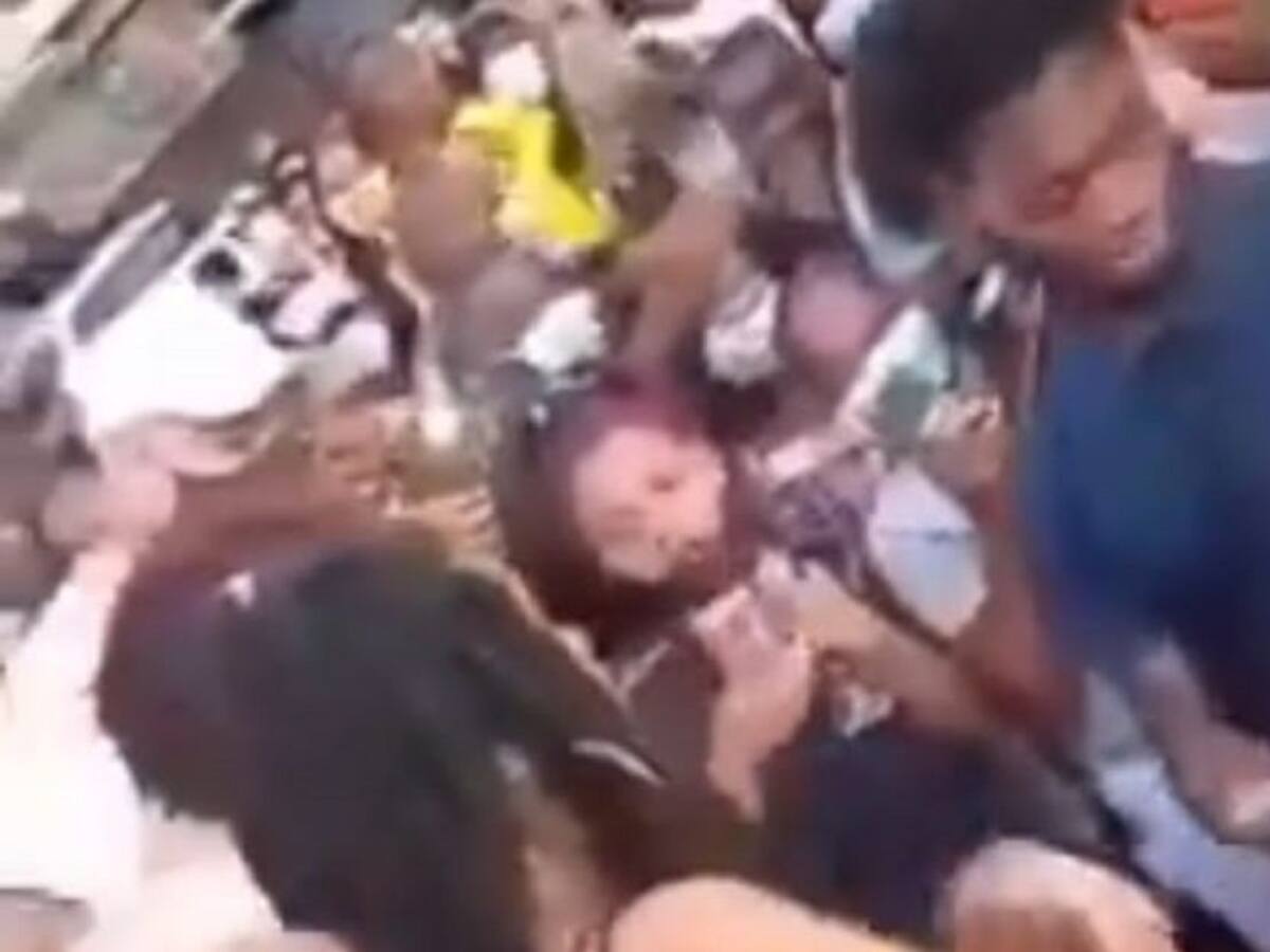 En medio del paro mujer rechazó a hombre que se le declaró con flores