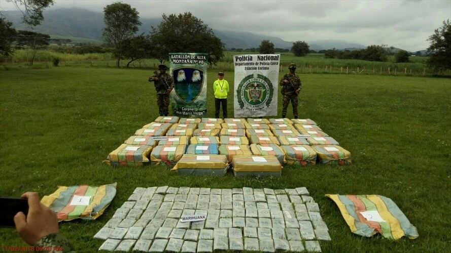 Fueron incautadas más de dos toneladas de marihuana pertenecientes a disidentes del sexto frente de las Farc en el norte del Cauca. Foto: Ejército Nacional