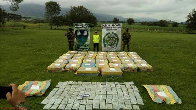 Fueron incautadas más de dos toneladas de marihuana pertenecientes a disidentes del sexto frente de las Farc en el norte del Cauca. Foto: Ejército Nacional