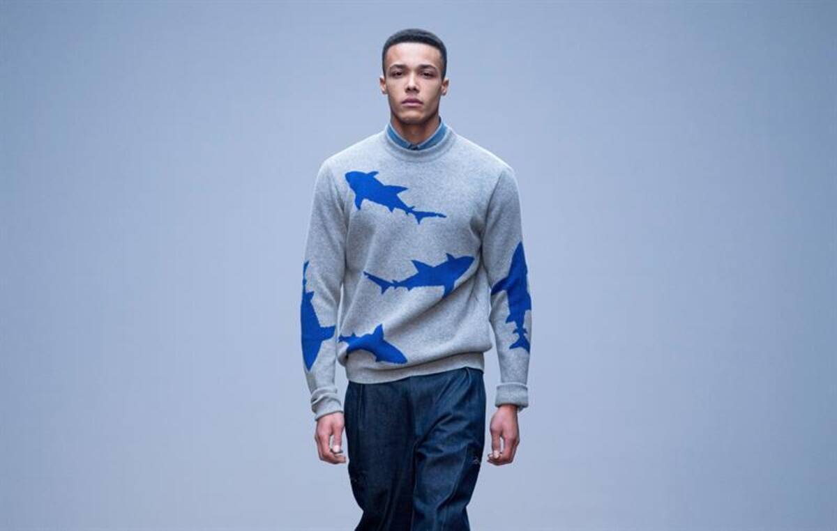 Una serie de modelos presentan la colección de otoño, invierno 2015 en la semana de la moda masculina en Londres, Inglaterra, que se realizará hasta el próximo 12 de enero.