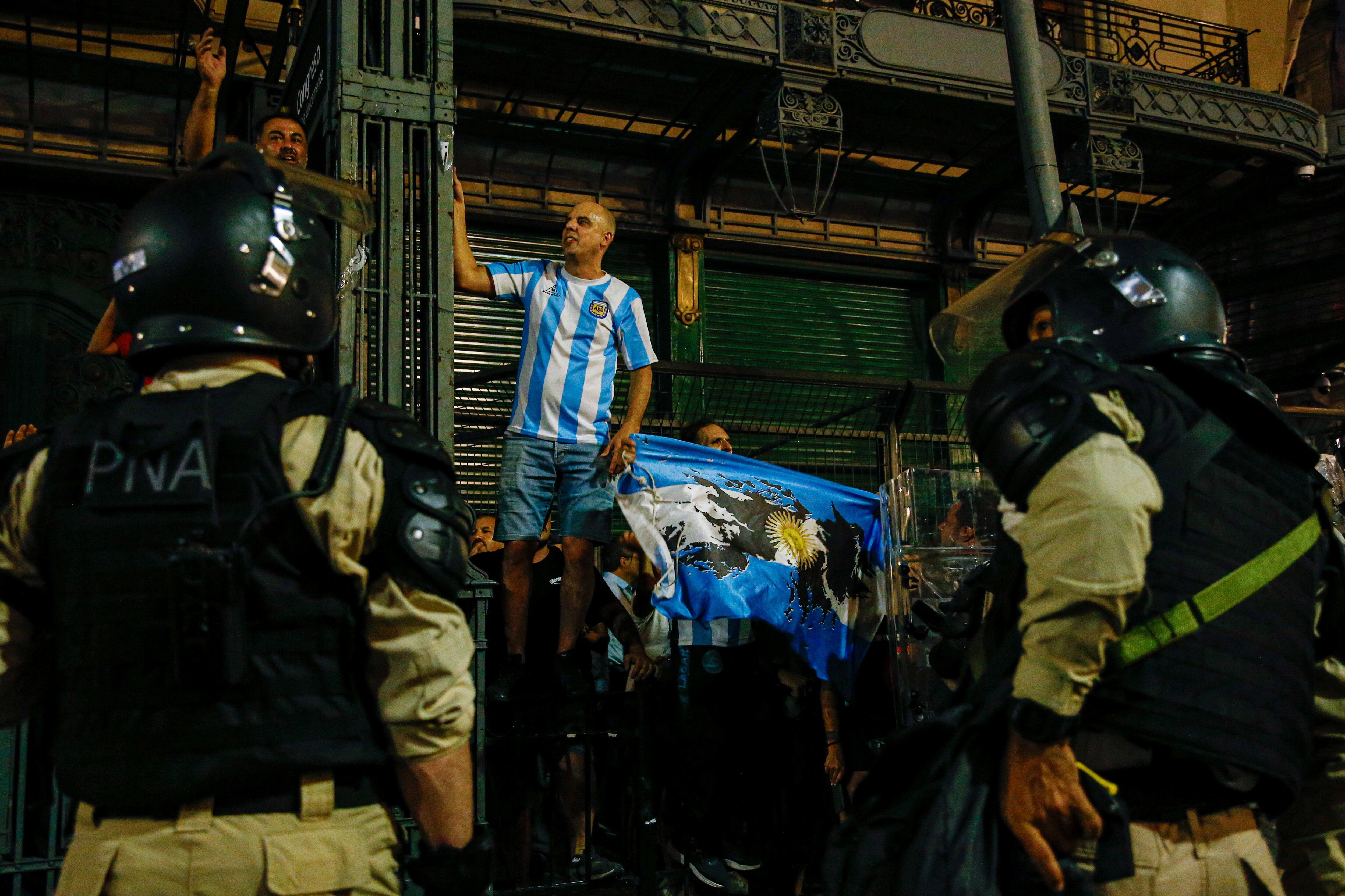 AME4332. BUENOS AIRES (ARGENTINA), 01/02/2024.- Manifestantes protestan contra el proyecto de 'ley ómnibus' en las inmediaciones del Congreso Nacional, hoy, en Buenos Aires (Argentina). El complejo proyecto de 'ley ómnibus' que impulsa el presidente de Argentina, Javier Milei, navega en la indefinición este jueves, en su segunda jornada de duro debate en la Cámara de Diputados, en medio de negociaciones entre el oficialismo y sus aliados y de protestas contra la iniciativa e incidentes a las puertas del Congreso. EFE/ Luciano González