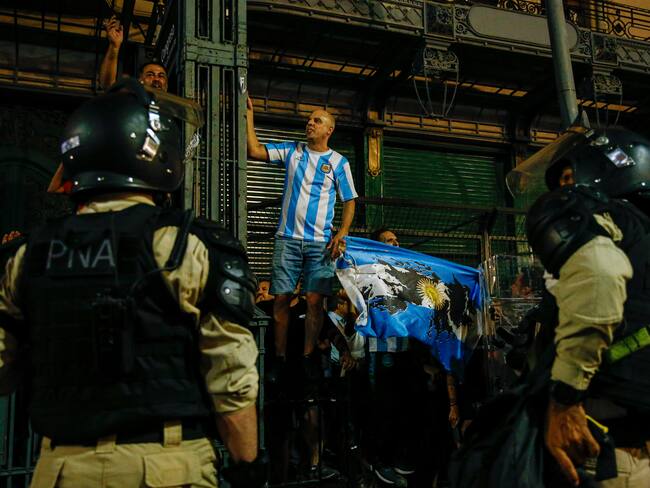 AME4332. BUENOS AIRES (ARGENTINA), 01/02/2024.- Manifestantes protestan contra el proyecto de 'ley ómnibus' en las inmediaciones del Congreso Nacional, hoy, en Buenos Aires (Argentina). El complejo proyecto de 'ley ómnibus' que impulsa el presidente de Argentina, Javier Milei, navega en la indefinición este jueves, en su segunda jornada de duro debate en la Cámara de Diputados, en medio de negociaciones entre el oficialismo y sus aliados y de protestas contra la iniciativa e incidentes a las puertas del Congreso. EFE/ Luciano González