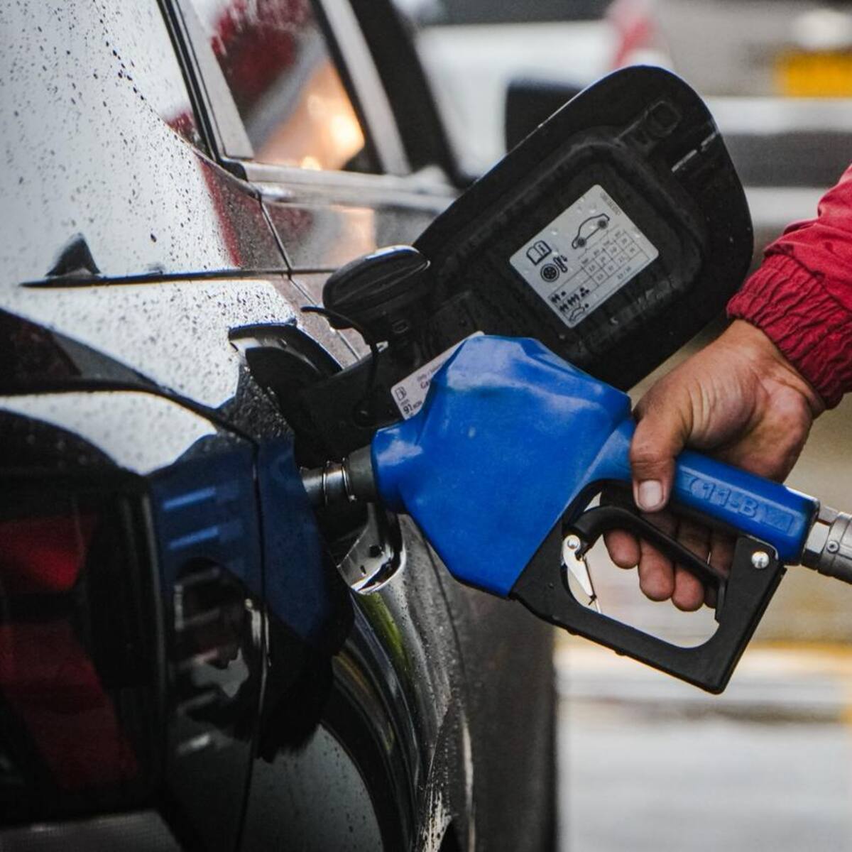 Gobierno advierte sanciones a estaciones que no bajen el precio de la gasolina
