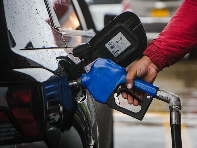 Gobierno advierte sanciones a estaciones que incumplan con reducción del precio