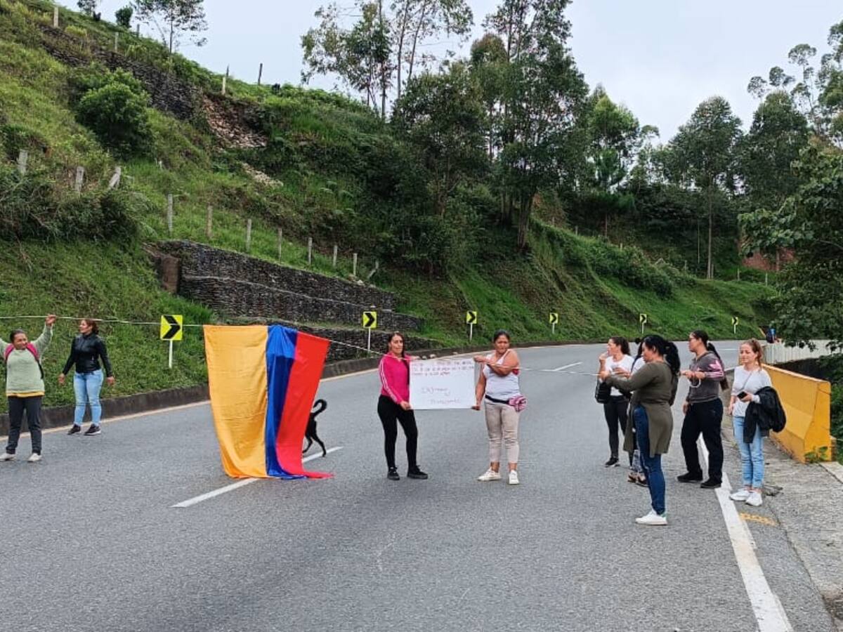 Padres de familia tuvieron que bloquear La Línea para contar con transporte escolar