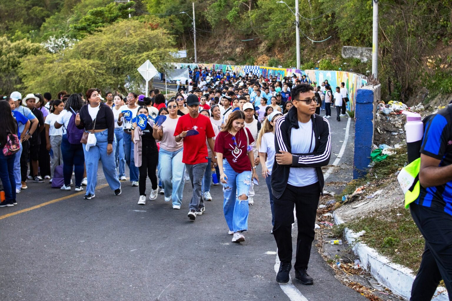 Cientos de jóvenes peregrinaron a la Popa este sábado Santo: un anticipo de la Victoria Pascual