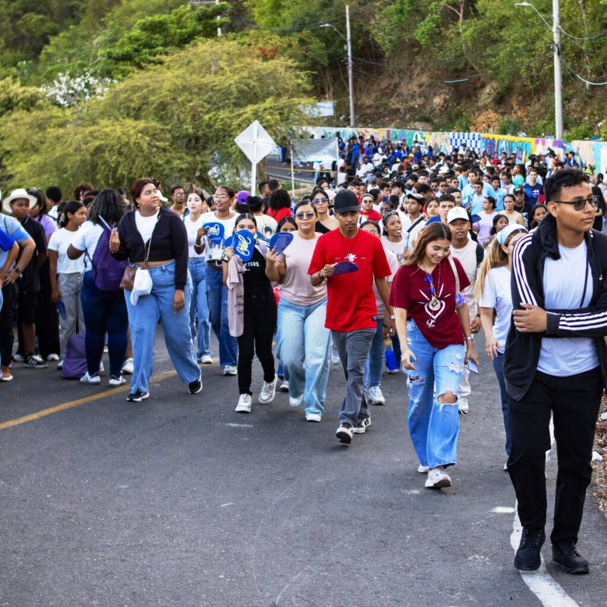 Cientos de jóvenes peregrinaron a la Popa este sábado Santo