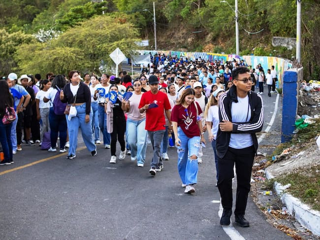 Cientos de jóvenes peregrinaron a la Popa este sábado Santo: un anticipo de la Victoria Pascual