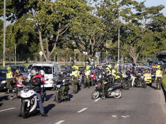 Alcaldía de Bogotá contempla levantar restricción de parrillero en moto