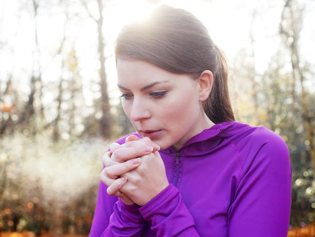 Mujer con frío como consecuencia de las bajas temperaturas - Getty Images