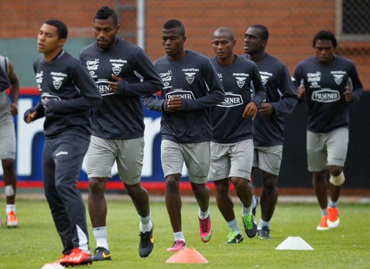 Los jugadores de la selección de fútbol de Ecuador  participan en un entrenamiento, en la Casa de la Selección en Quito (Ecuador).