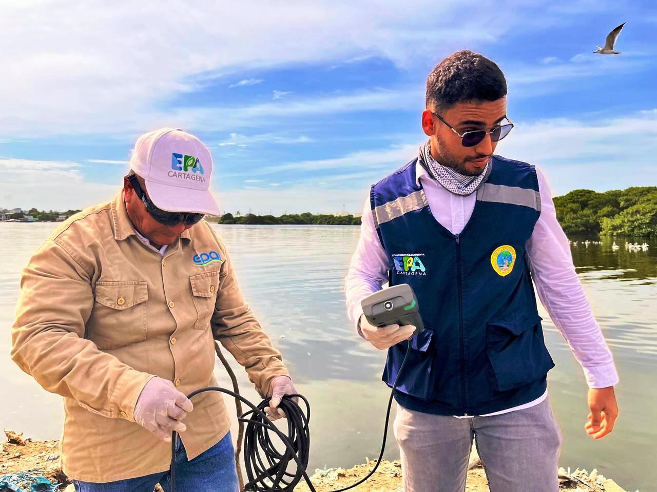 Evalúan la calidad ambiental de los canales que rodean el mercado de Bazurto