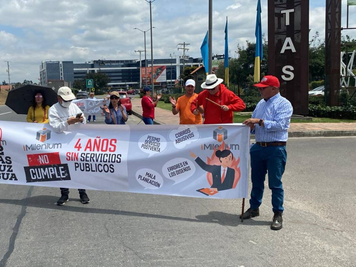 Por segunda vez: residentes de conjunto “Reservas del Prado” bloquean vía Chía - Cajicá