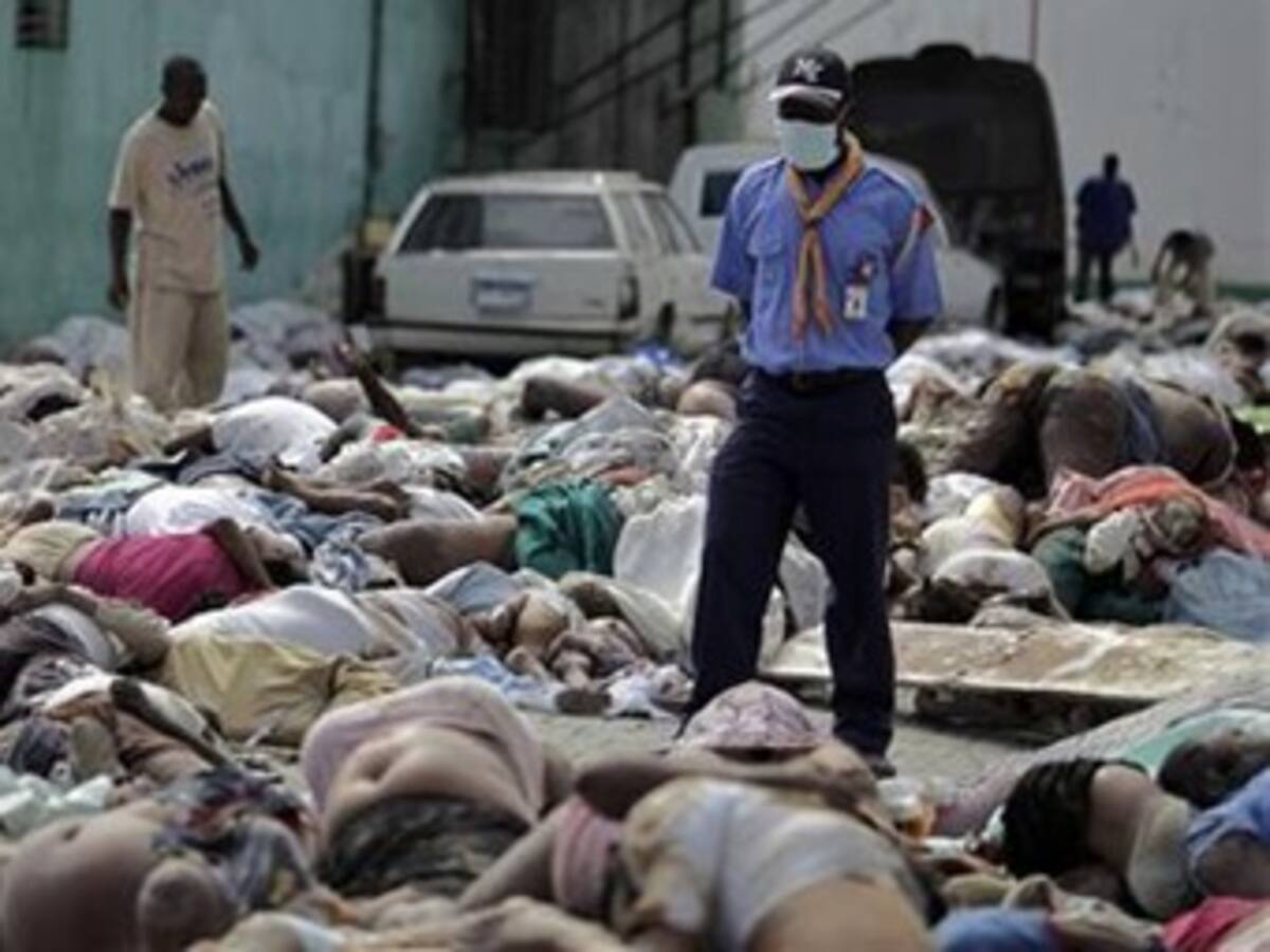 Miles de cuerpos son enterrados en fosas comunes en Haití