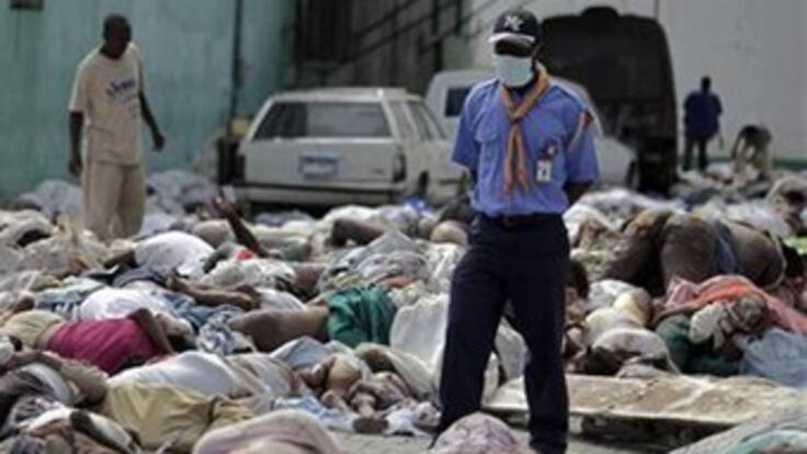 Miles de cuerpos son enterrados en fosas comunes en Haití