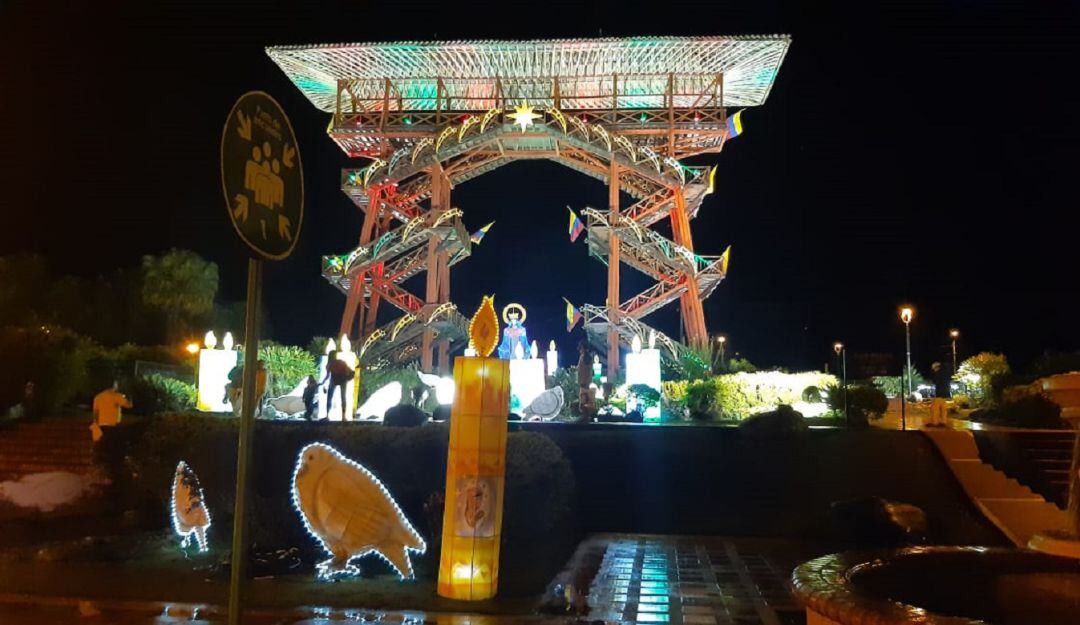 La imponente torre del Parque del Café alumbrada en navidad