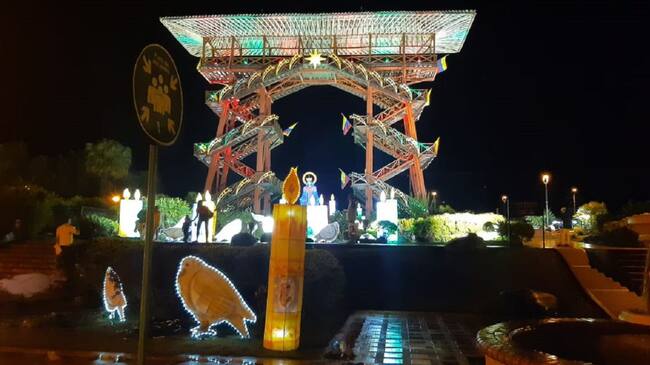 La imponente torre del Parque del Café alumbrada en navidad