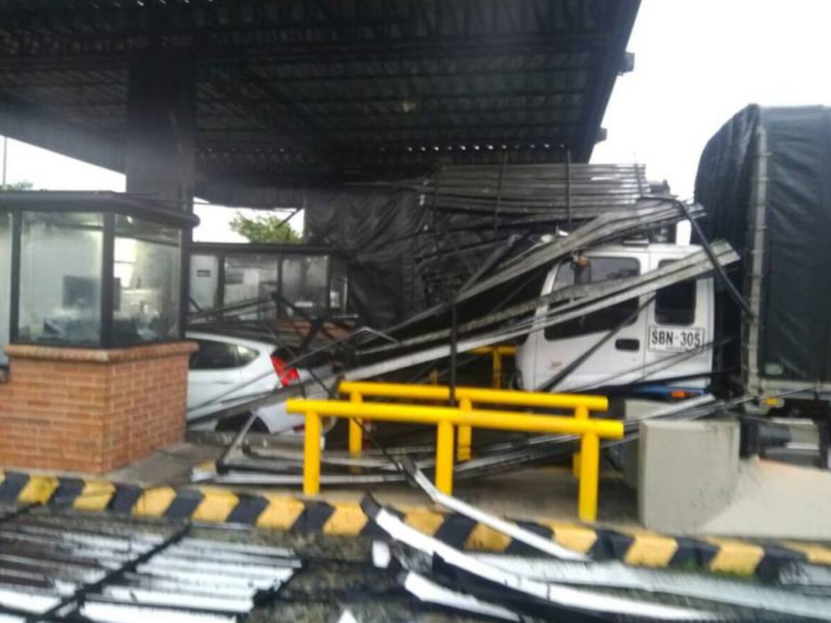 Lluvias causan daños a peaje en El Cerrito y caída árboles en Cali