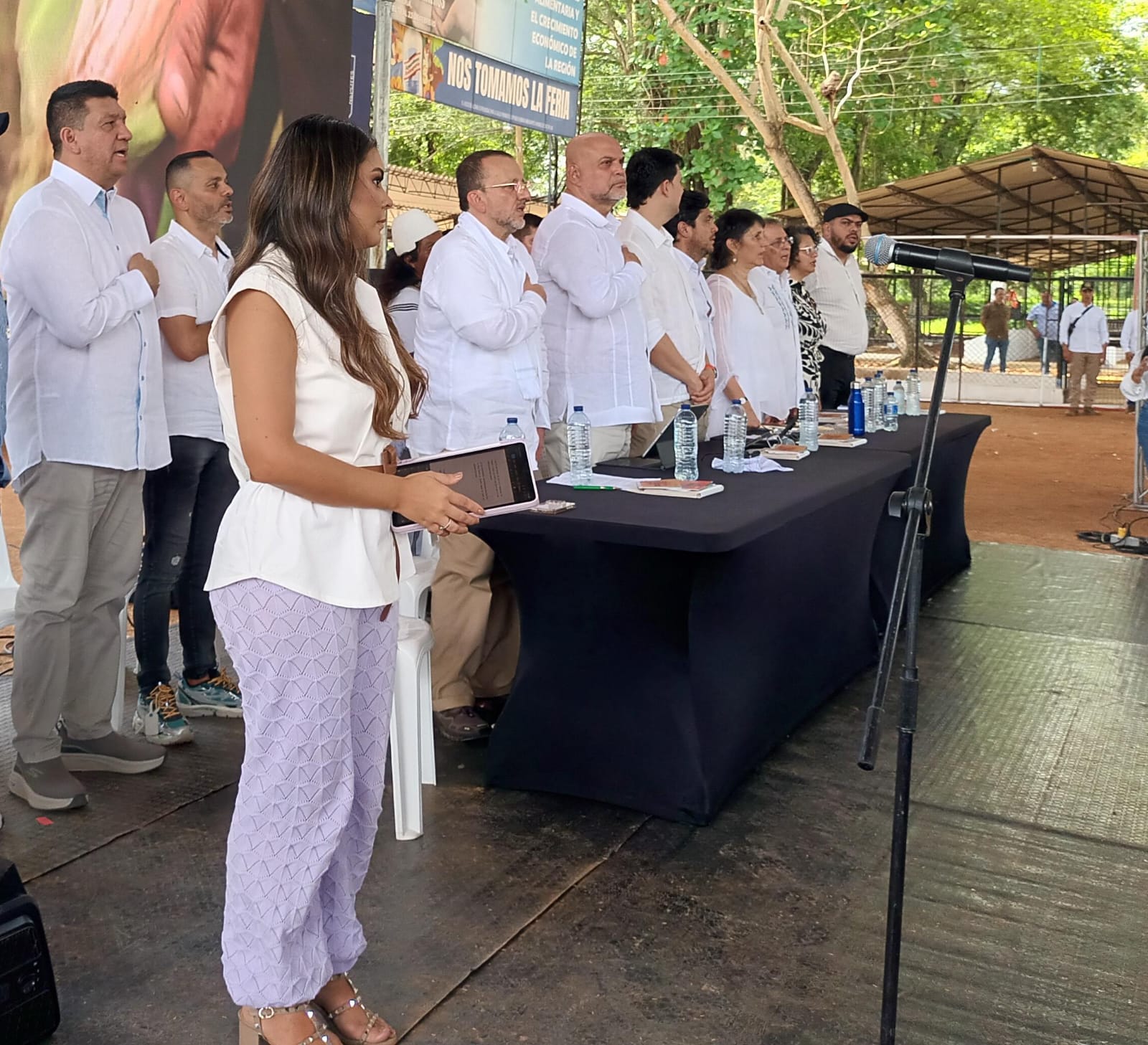 Mesa de diálogo entre gestores de paz y el Gobierno Nacional en Montería.