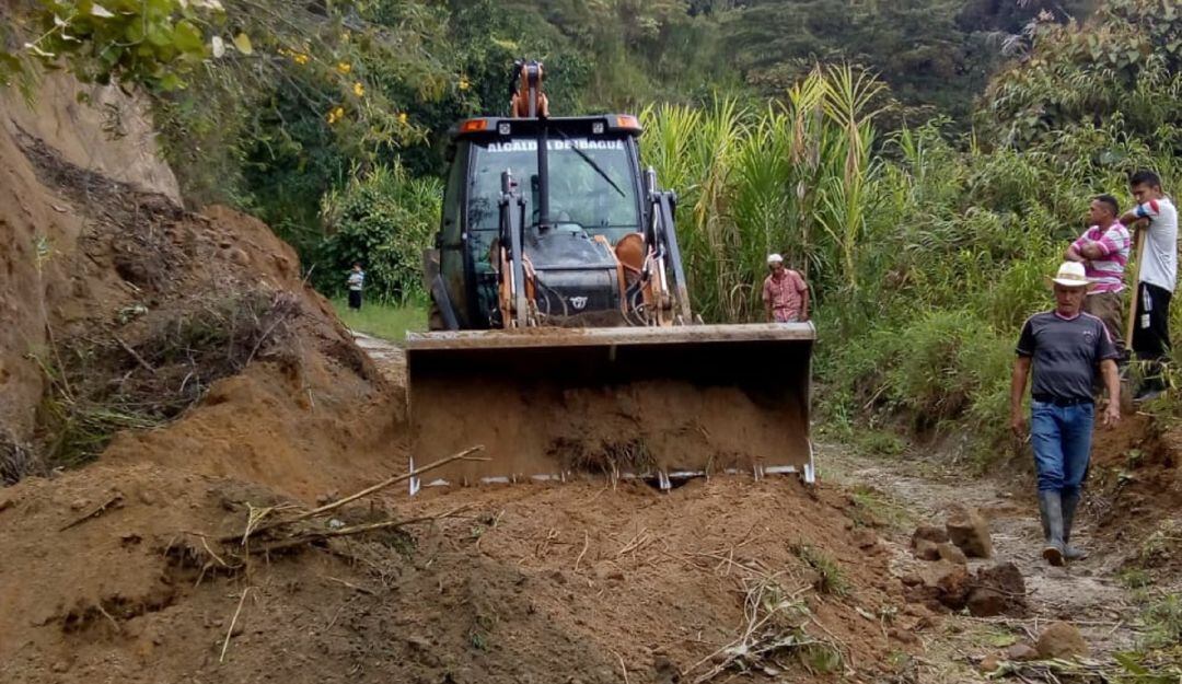 Daños en la vía de la vereda El Colegio, parte alta de Ibagué.