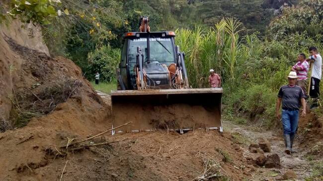 Daños en la vía de la vereda El Colegio, parte alta de Ibagué.