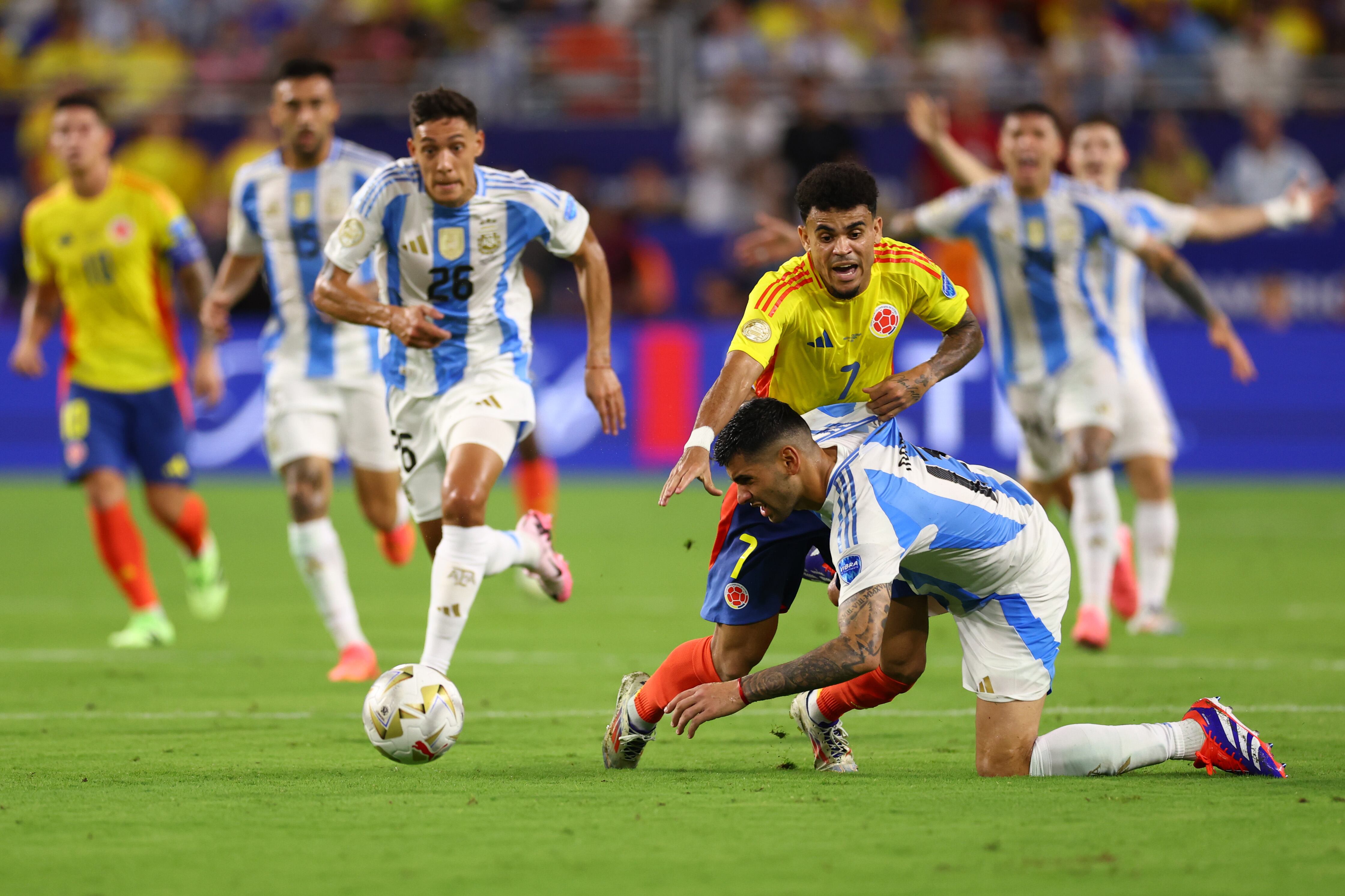 Duelo entre Colombia y Argentina en la reciente final de la Copa América. (Photo by Maddie Meyer/Getty Images)