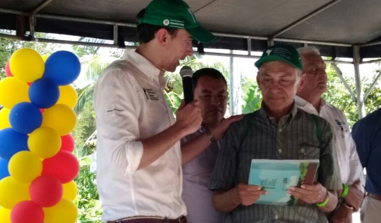 Miguel Samper, director de la Agencia Nacional de Tierra, entrega títulos de propiedad de colegios.