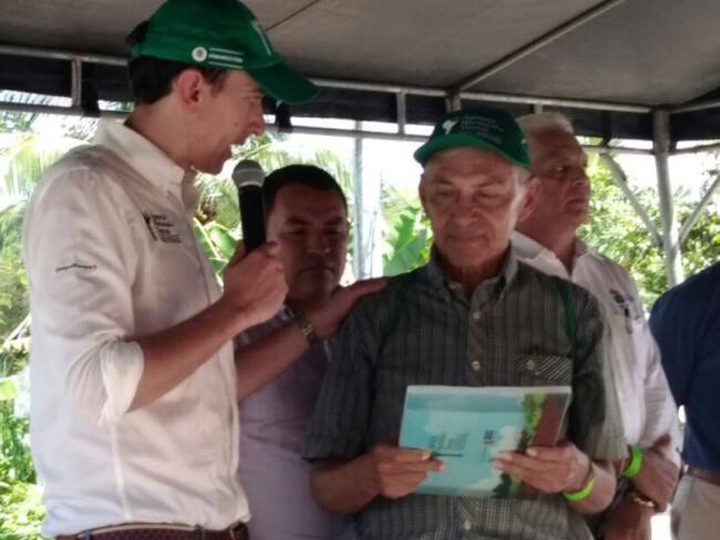 Miguel Samper, director de la Agencia Nacional de Tierra, entrega títulos de propiedad de colegios.
