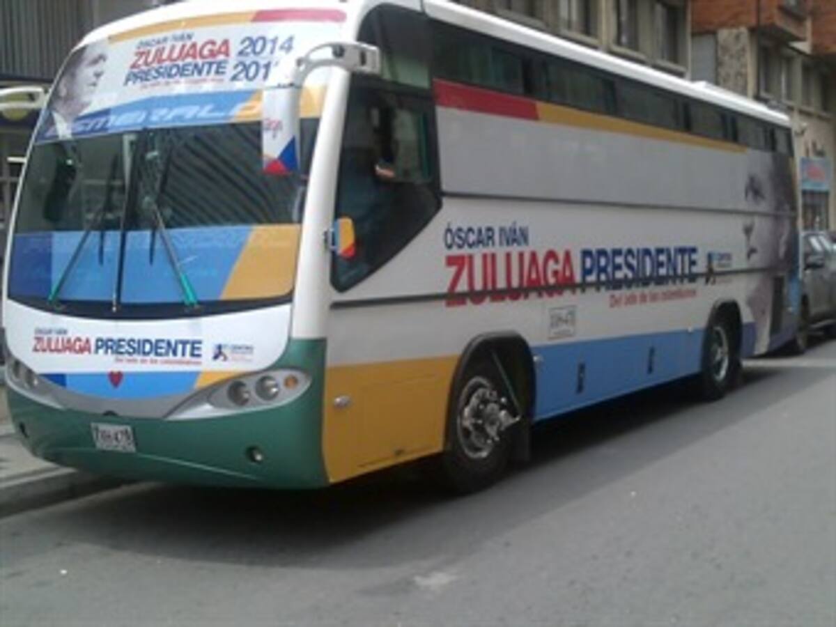 Oscar Iván Zuluaga recorre el eje cafetero en su bus de campaña