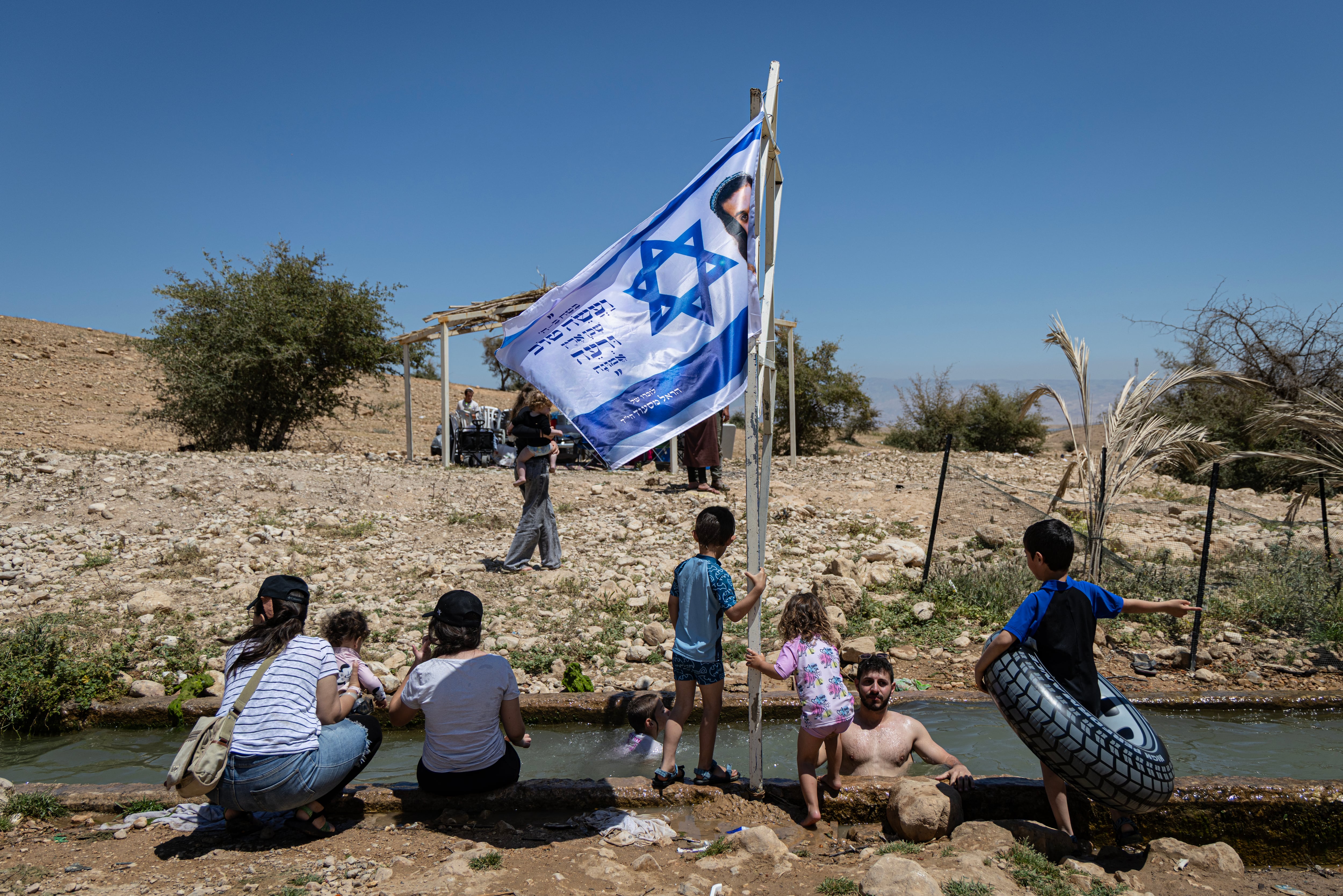Colonos israelíes en una región ocupada de Cisjordania.
(Foto: Faiz Abu Rmeleh/Getty Images)