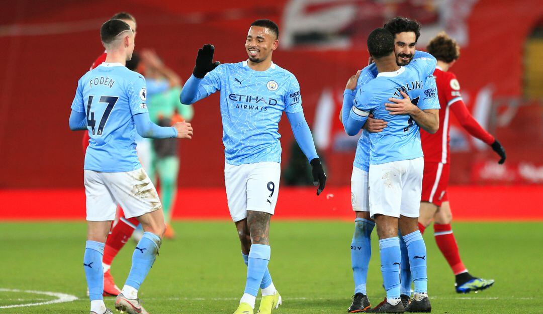 Los jugadores del Manchester City celebran la victoria sobre el Liverpool al final del partido.