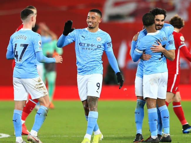 Los jugadores del Manchester City celebran la victoria sobre el Liverpool al final del partido.