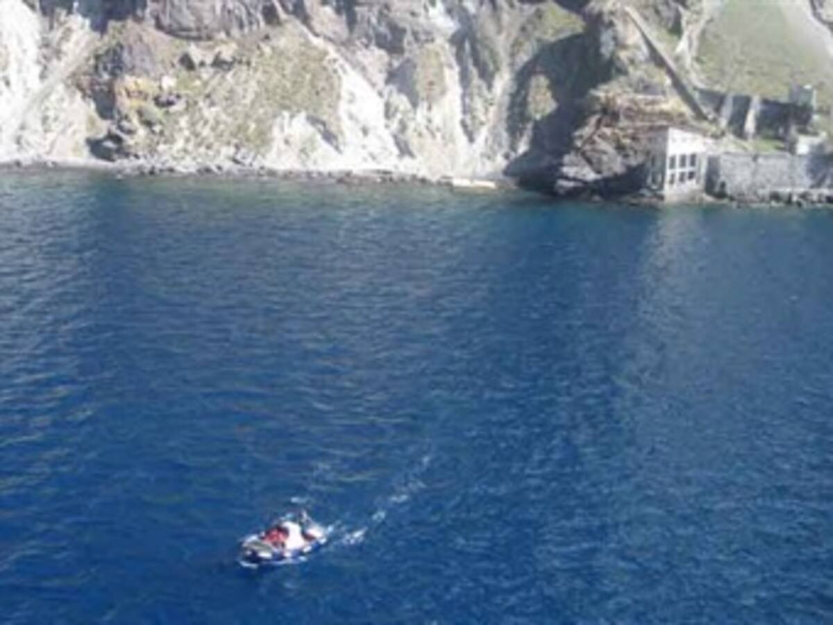 Un hombre nada 7 horas en busca de ayuda para rescatar a su pareja tras un naufragio