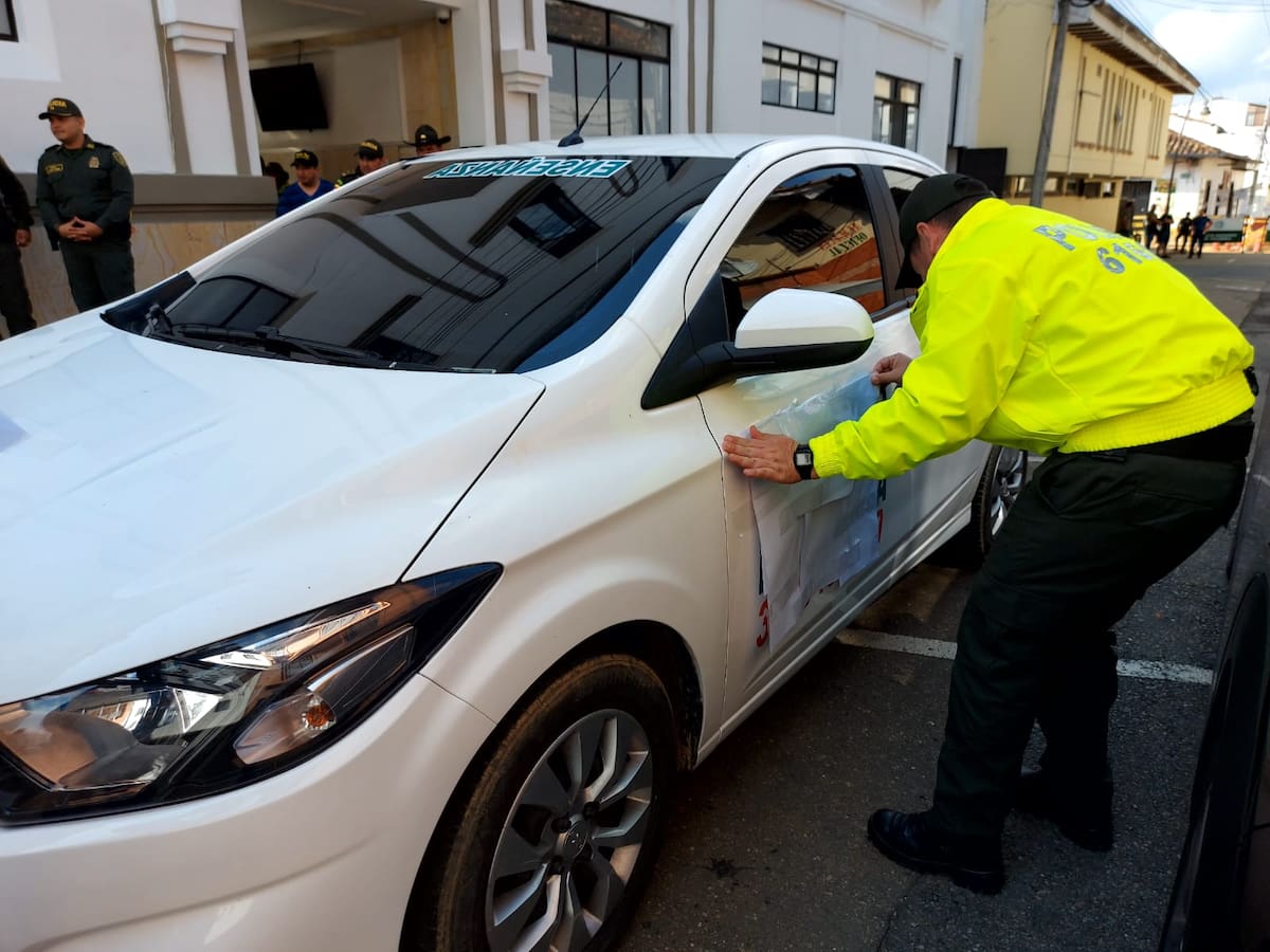 Enseñaban a conducir en un carro robado