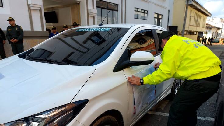 Enseñaban a conducir en un carro robado