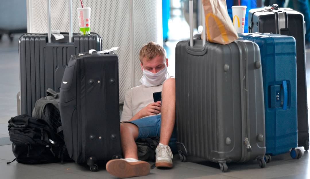 Viajero en el aeropuerto El Dorado en Bogotá, Colombia.   Foto: Getty