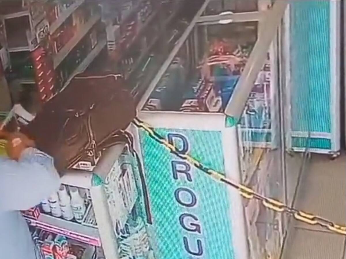 Exrector de universidad salió de campaña por llevarse propaganda de rival