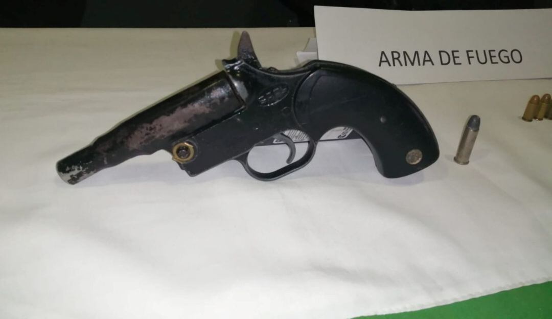 Esta persona en detención domiciliaria fue capturada en flagrancia por el delito de tráfico, fabricación o porte de armas de fuego y municiones