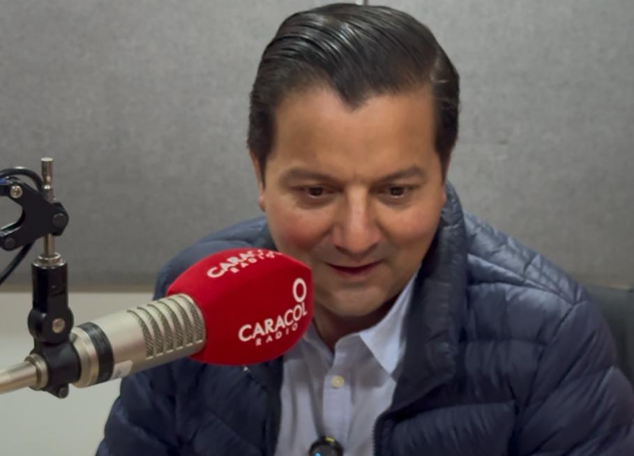 El candidato espera recoger más de 800 mil firmas en todo el territorio colombiano. Foto | Caracol Radio