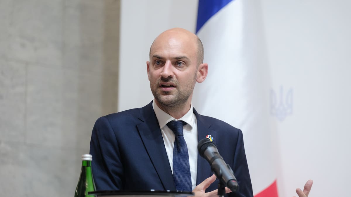 Macron: Los acuerdos de integración militar con Ucrania contribuyen a la defensa europea