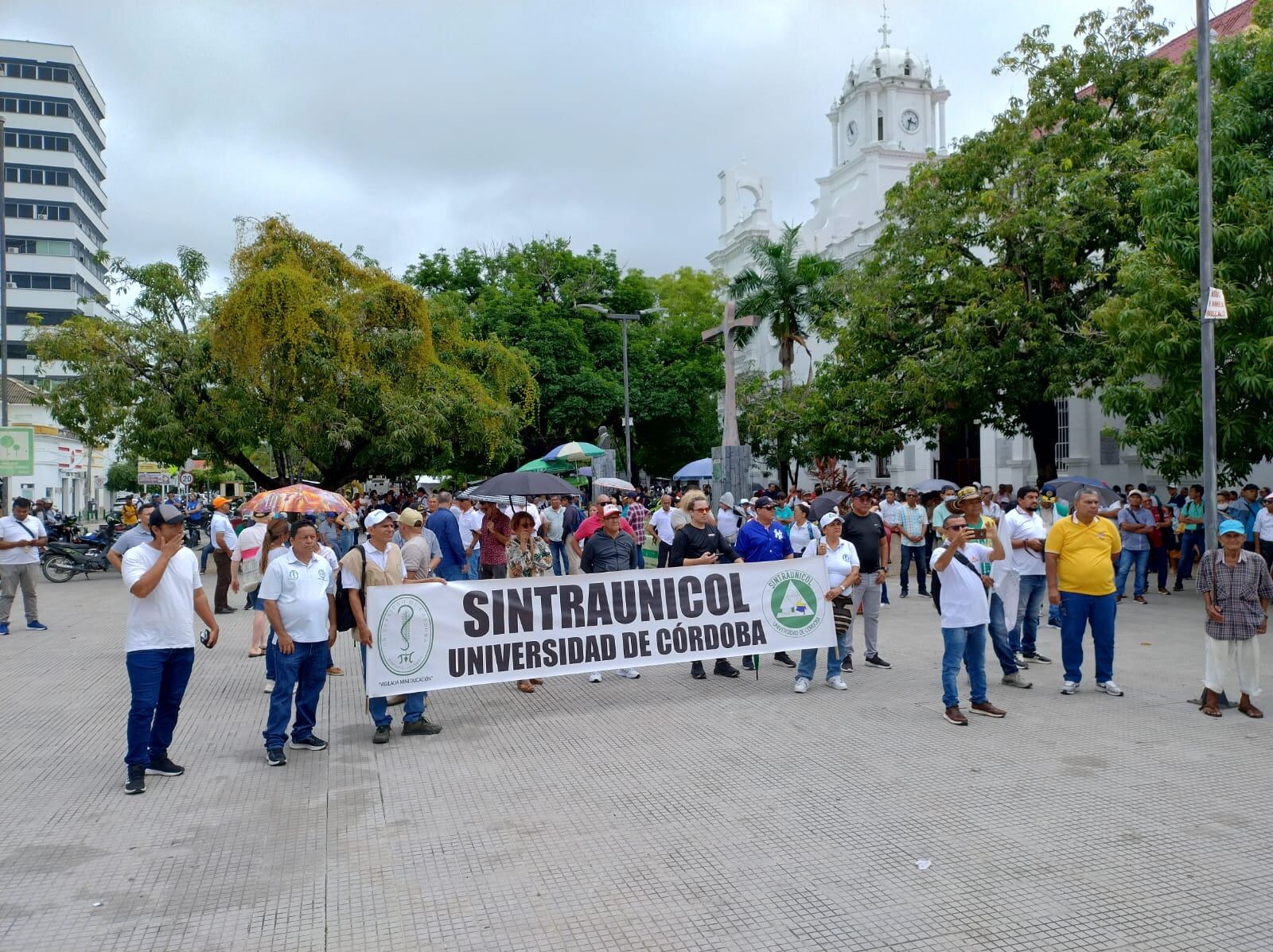 Concentración de sindicatos y centrales obreras en la ciudad de Montería, este miércoles 11 de junio.