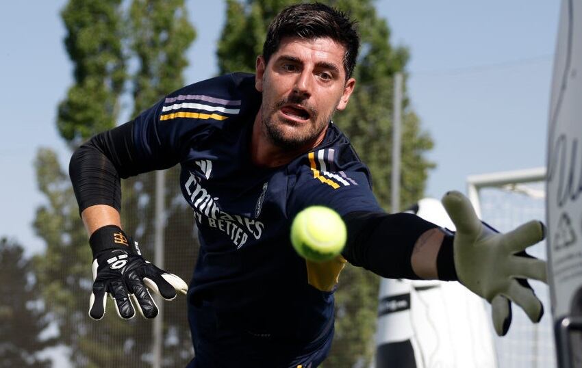 Thibaut Courtois, arquero del Real Madrid, durante un entrenamiento de pretemporada (Photo by Pedro Castillo/Real Madrid via Getty Images)