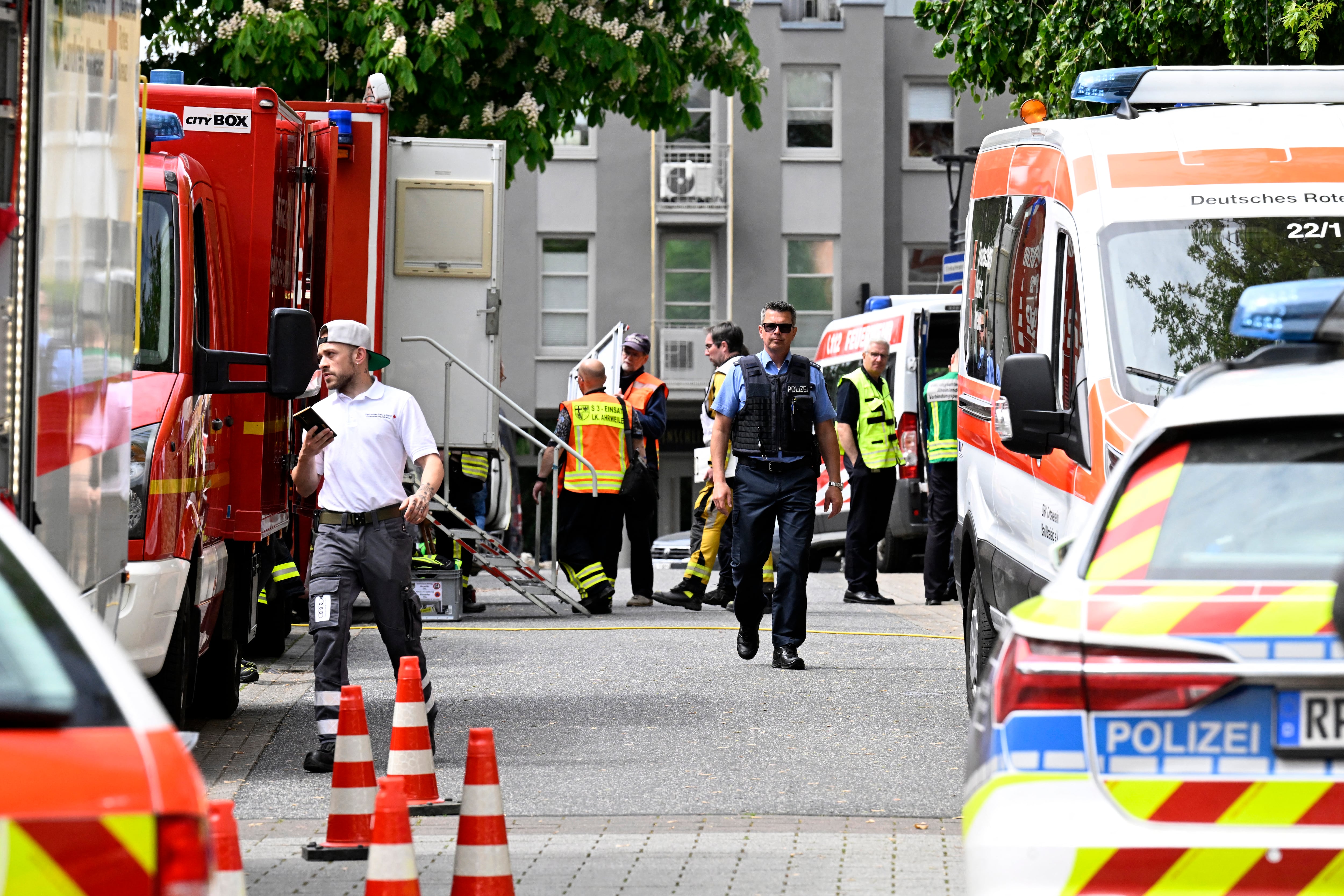 Fuerte despliegue policial en Sinzig, Alemania por un atraco a un banco con rehenes  (Photo by Roberto Pfeil / AFP)