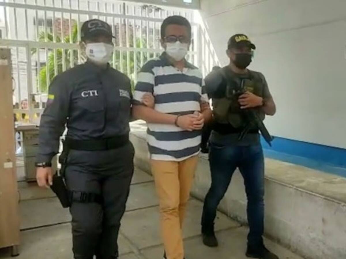 Condenan a 20 años a profesor señalado de abusar de sus alumnos