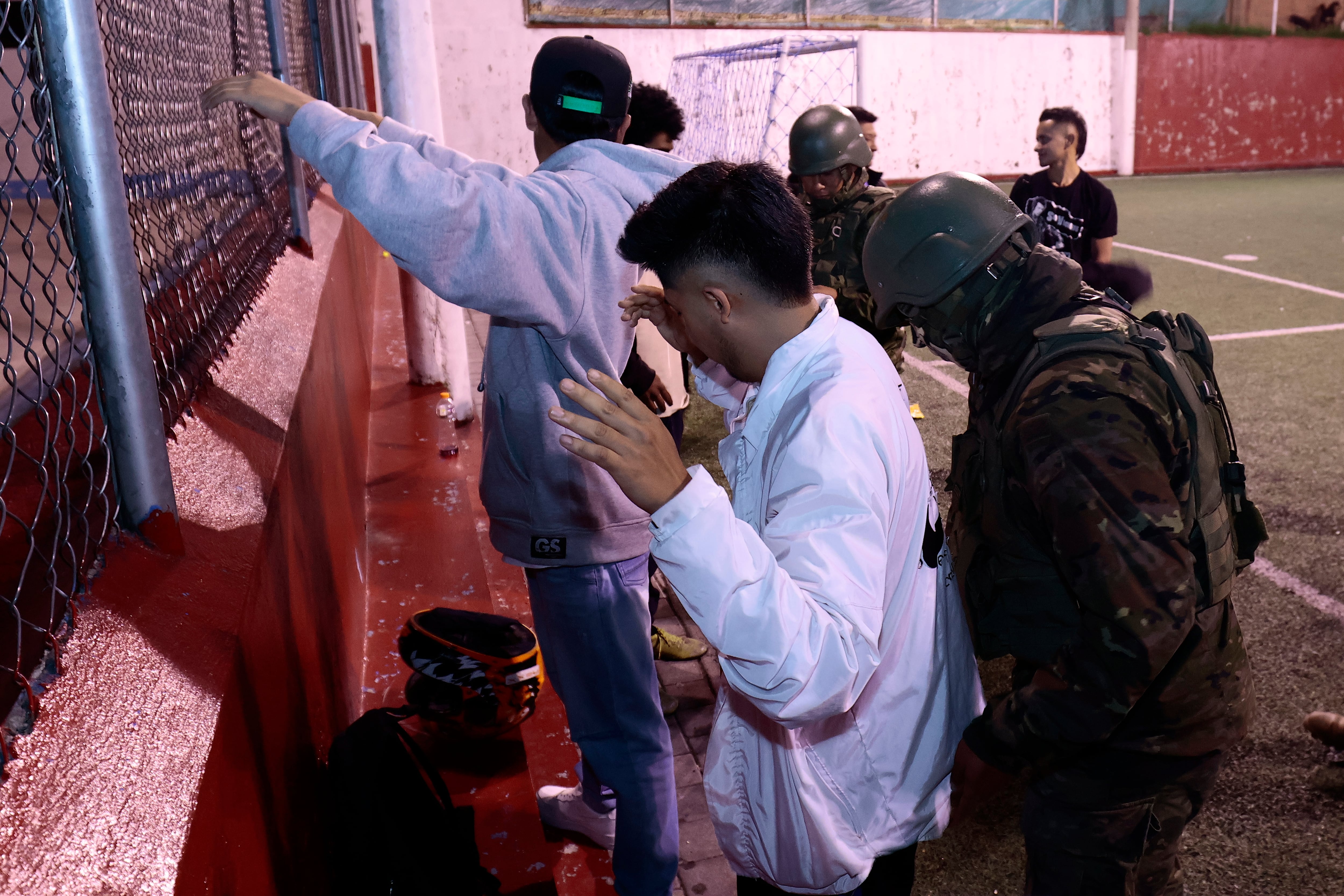 Personal militar ecuatoriano adelanta requisas en público en medio del repunte de violencia en el país.
(Foto:     Franklin Jacome/Agencia Press South/Getty Images)