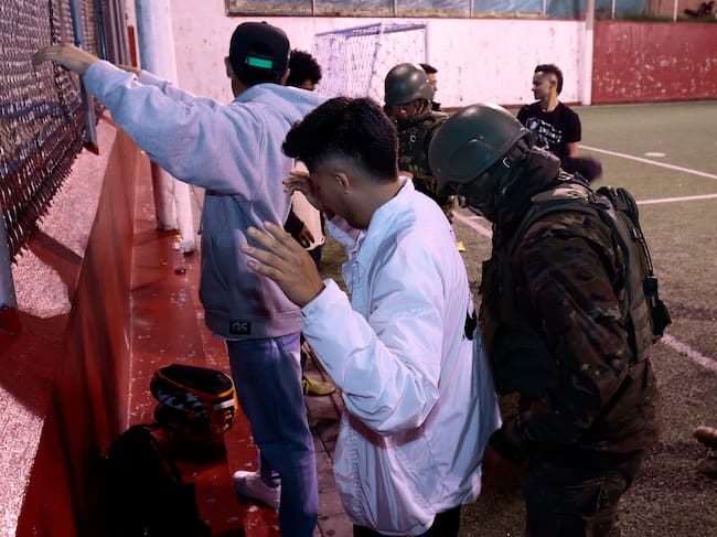 Personal militar ecuatoriano adelanta requisas en público en medio del repunte de violencia en el país.
(Foto: Franklin Jacome/Agencia Press South/Getty Images)