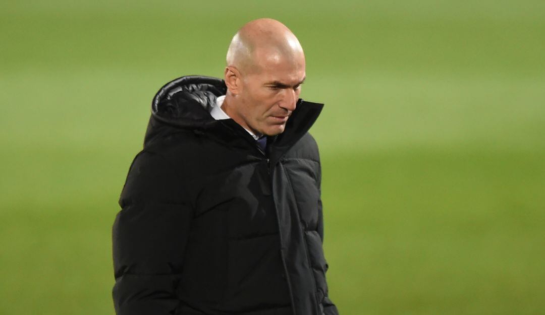 Zinedine Zidane podría no dirigir al Real Madrid ante Osasuna tras tener contacto con un caso de COVID-19.