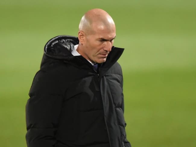 Zinedine Zidane podría no dirigir al Real Madrid ante Osasuna tras tener contacto con un caso de COVID-19.