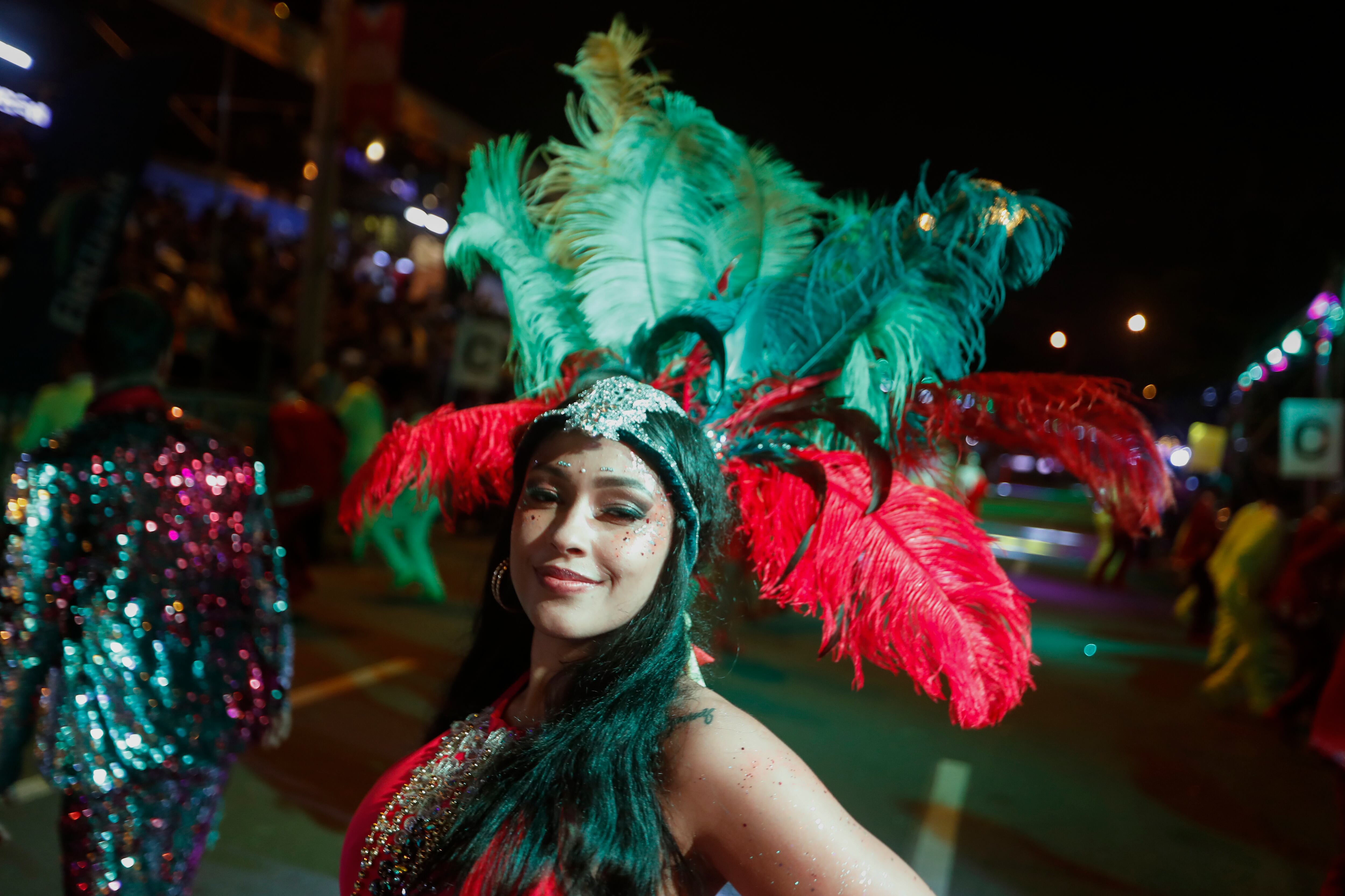 Bailarines se presentan en el Salsódromo, evento que da apertura a la feria de Cali. EFE/Ernesto Guzmán
