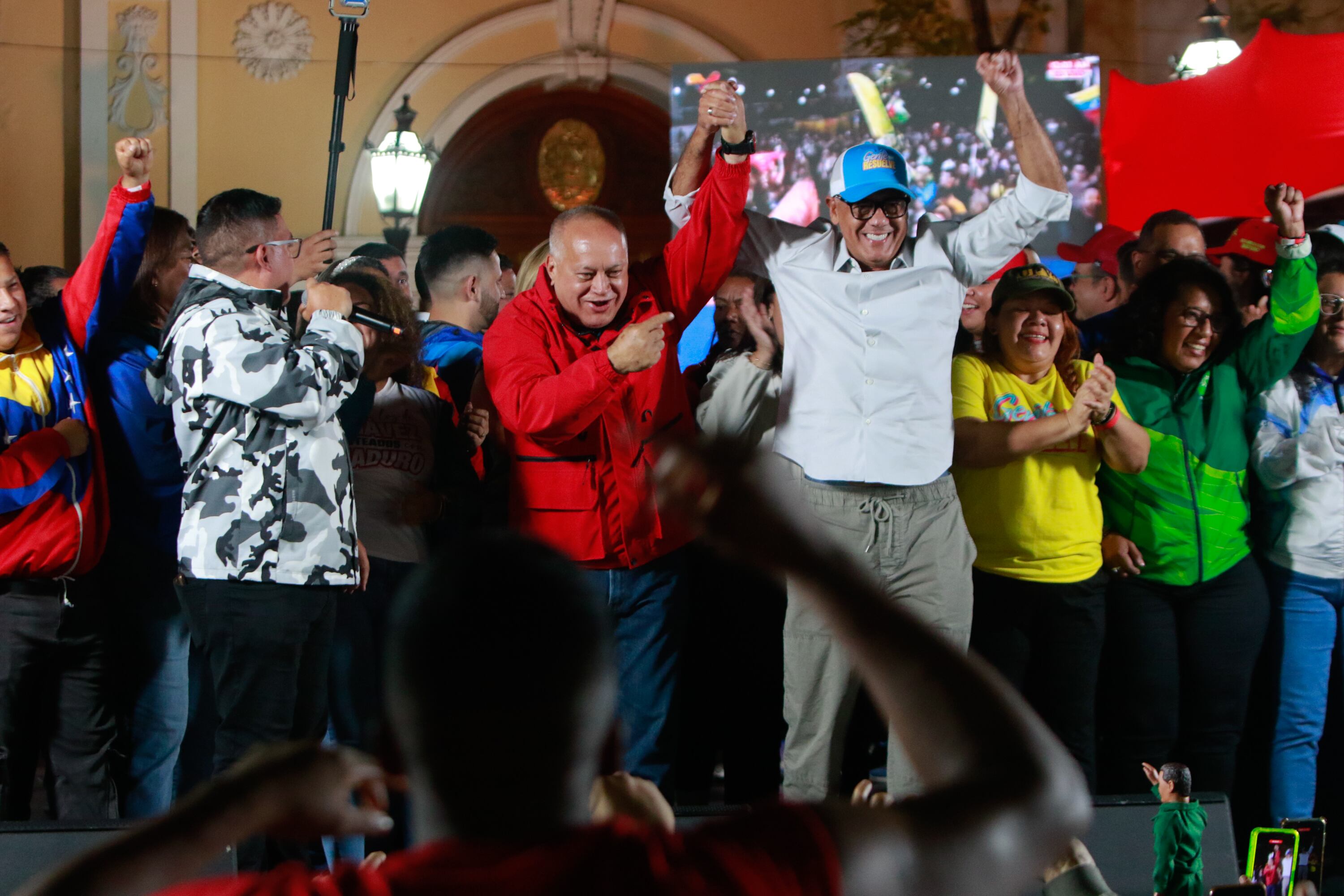 Fotografía cedida por Palacio de Miraflores donde se observa al ministro de Relaciones Interiores, Justicia y Paz de Venezuela, Diosdado Cabello (i), celebrando junto al presidente de la Asamblea Nacional de Venezuela, Jorge Rodríguez, en un acto de gobierno.
EFE/ Prensa Palacio de Miraflores